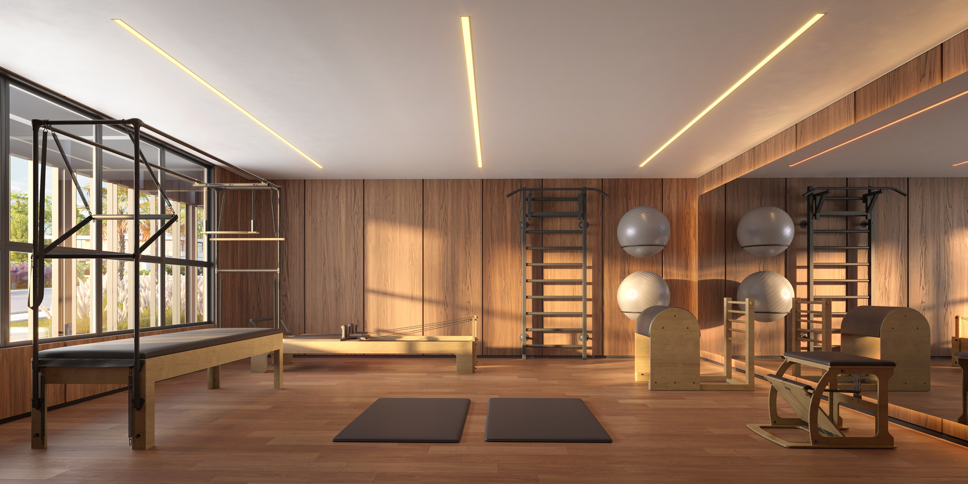 Sala de pilates com aparelhos completos e revestimento em madeira